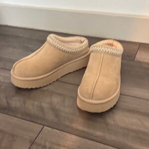 NWOT Beige Suede Slip-On Platform Slippers